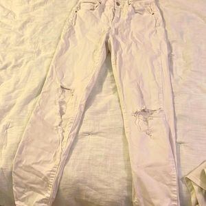 Whit pants with rips